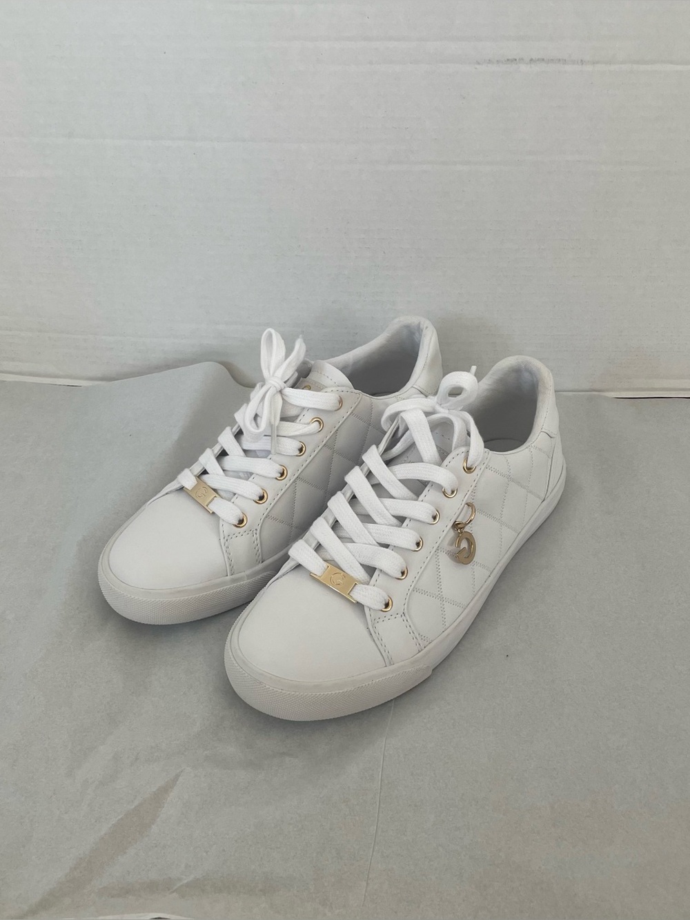 Women’s GBG Los Angeles white sneakers